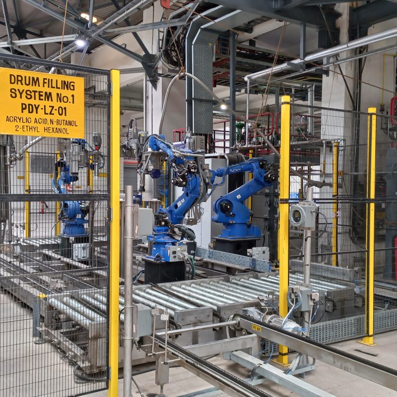 Automatic uncapping and capping