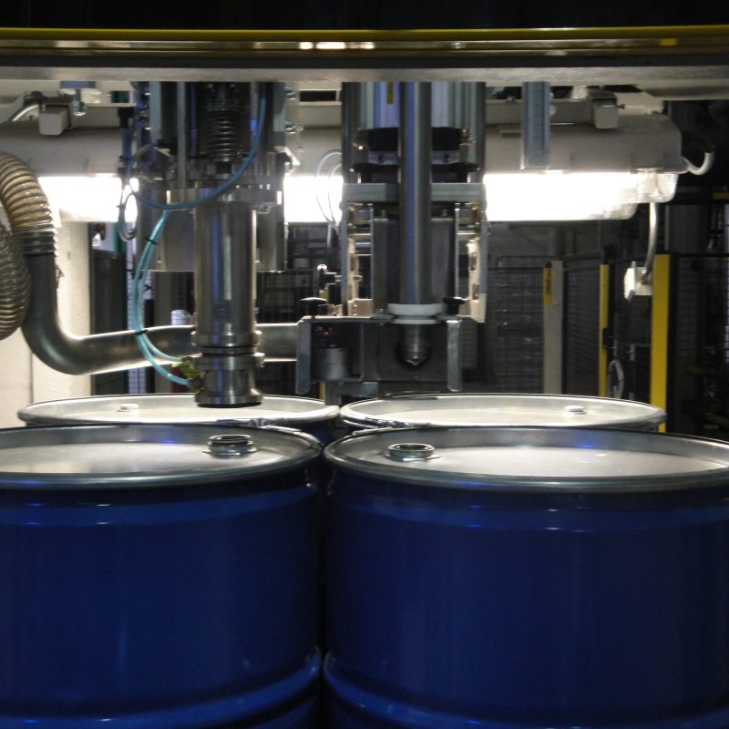 SP3 filling head over drums on a pallet