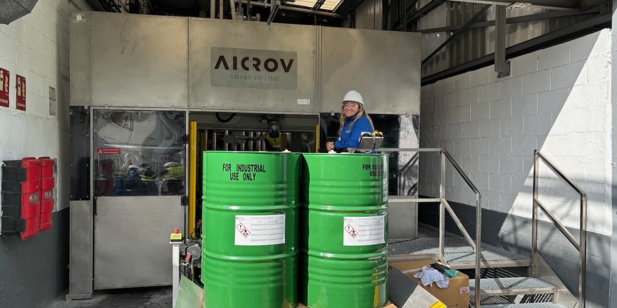 SP3 filling cabin with a pallet of green drums and an operator