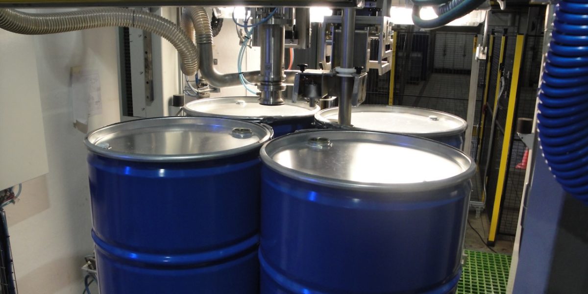SP3 filling head over two drums on a pallet