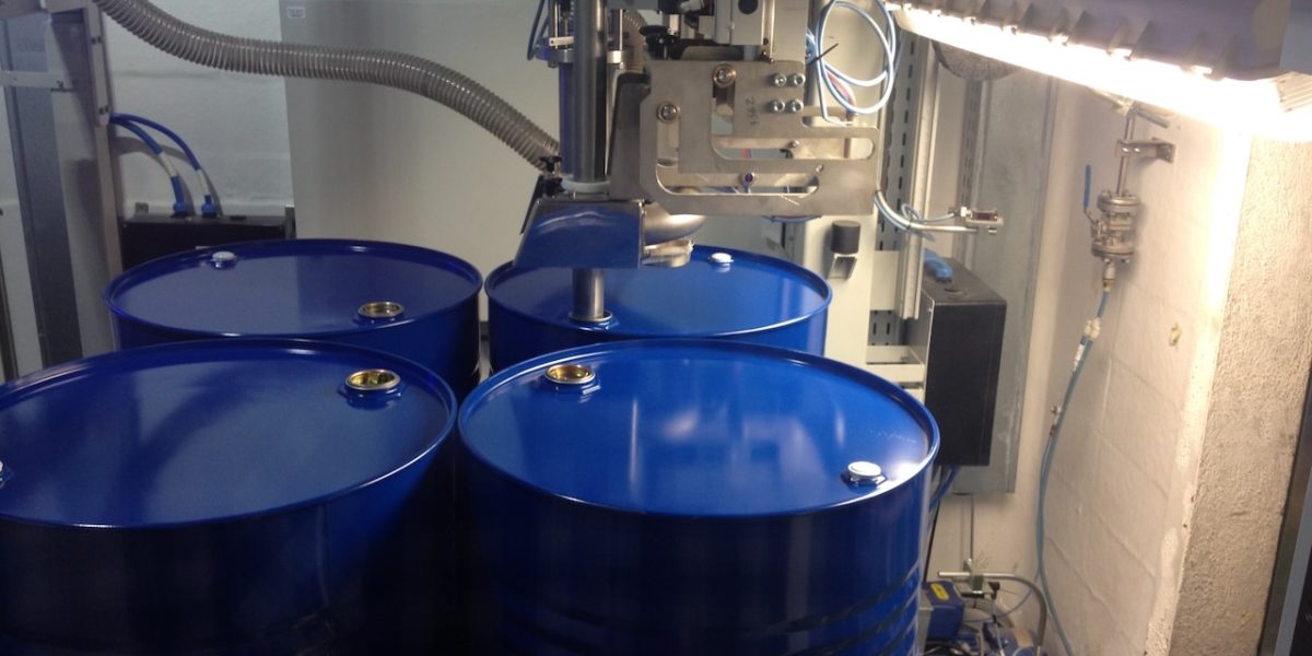 SP3 filling head close to drums on a pallet