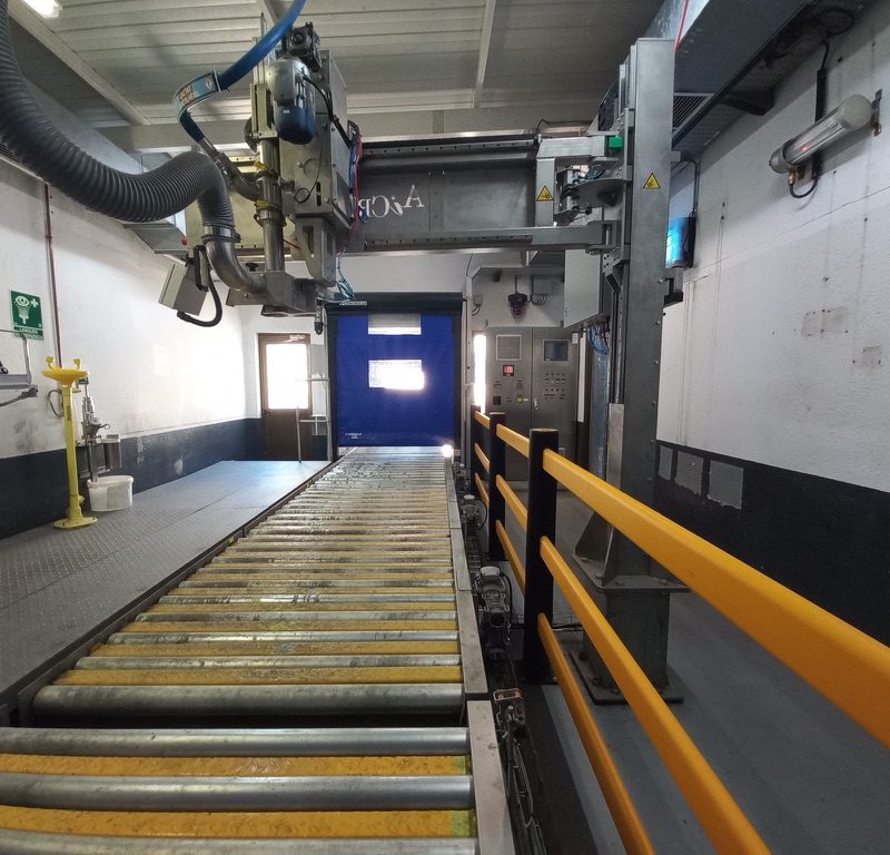 Semi-automatic chemical filling line with conveyor for IBCs