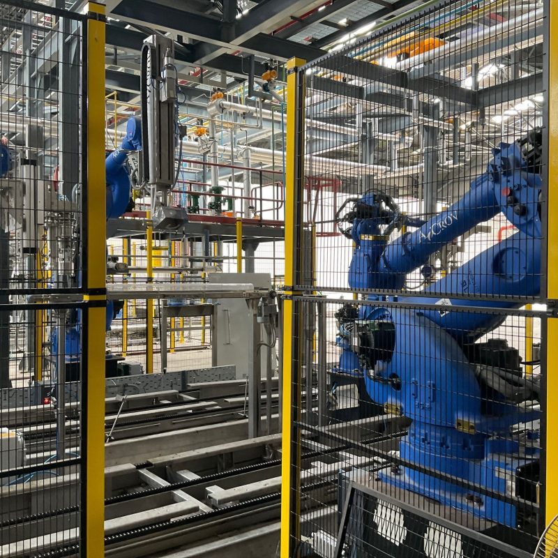Integrated conveyor and palletizing drum filling line