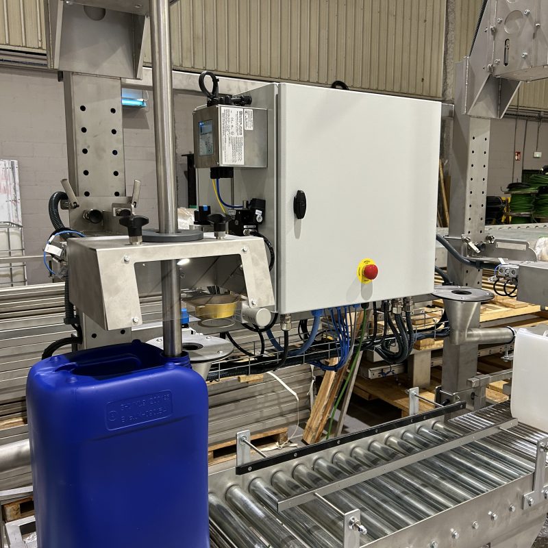 roller conveyor for jerrycan filling