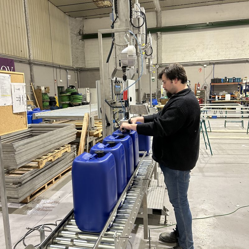 liquid filling machine for small-batch jerrycan production