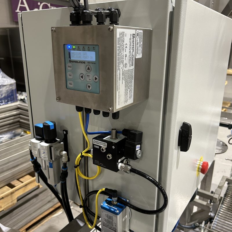 Filling line for jerrycans, canisters and pails