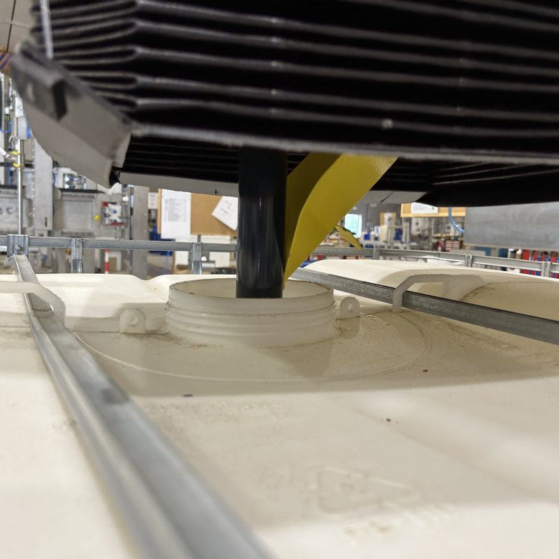 Corrosive gas extraction hood for filling machine