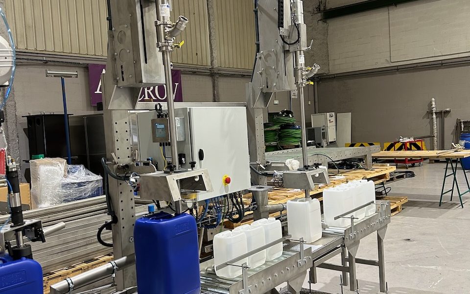 Semi Automatic Liquid Filler Bottle Canister Lsg 16 De 28