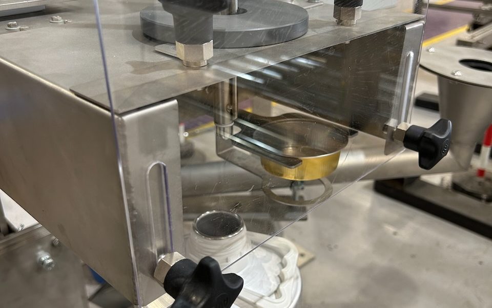 Semi Automatic Liquid Filler Bottle Canister Lsg 23 De 28