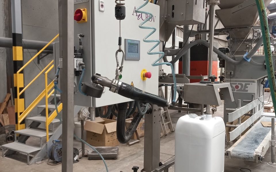 Semi Automatic Liquid Filler Bottle Canister Lsg 25 De 28
