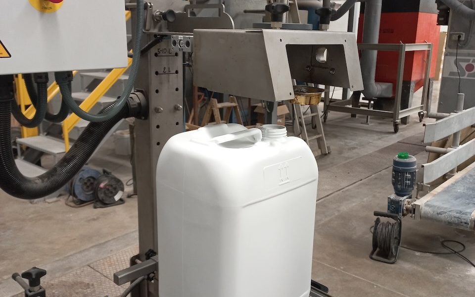 Semi Automatic Liquid Filler Bottle Canister Lsg 26 De 28