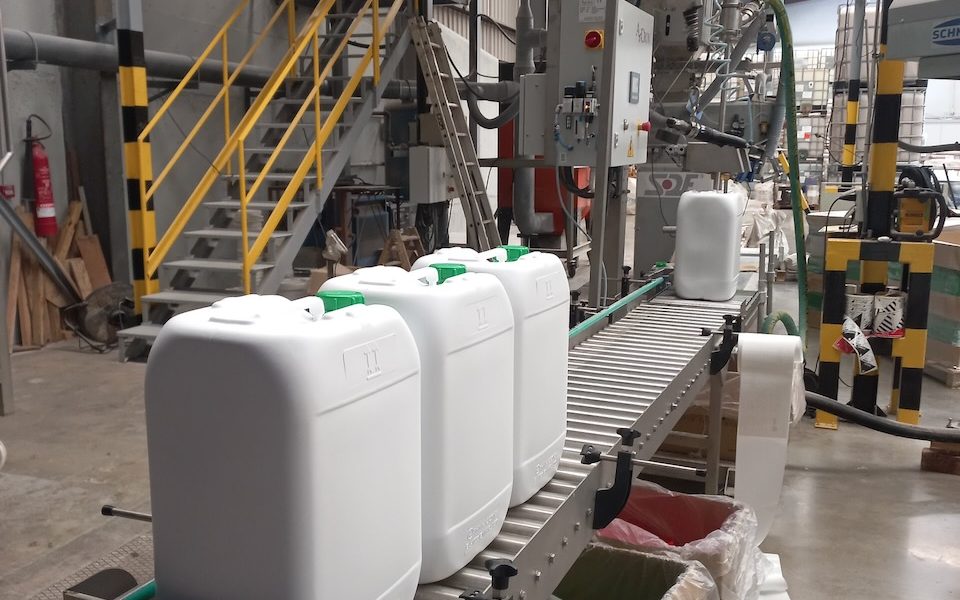 Semi Automatic Liquid Filler Bottle Canister Lsg 27 De 28